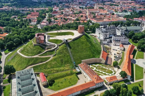 立陶宛维尔纽斯老城的Gediminas城堡塔 空中景观 — 图库照片