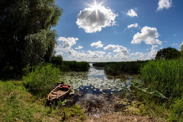 Sommartid Sjö Med Gammal Båt — Stockfoto