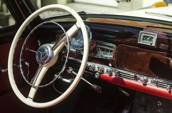 Klasik retro otomobil iç detayları