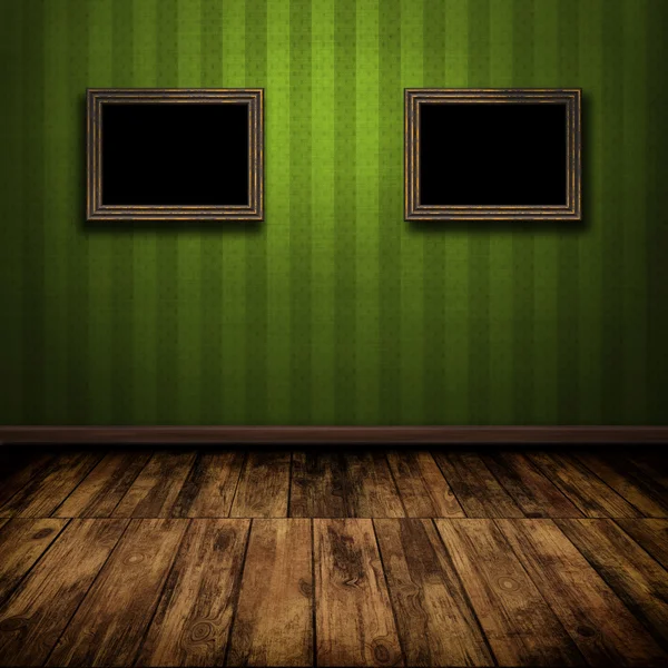 Ciemny wzór pokój z drewnianą podłogą i stary ramki na ścianie — Zdjęcie stockowe