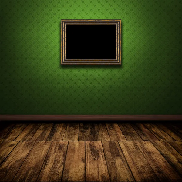 Quarto vintage escuro com piso de madeira e moldura antiga na parede — Fotografia de Stock