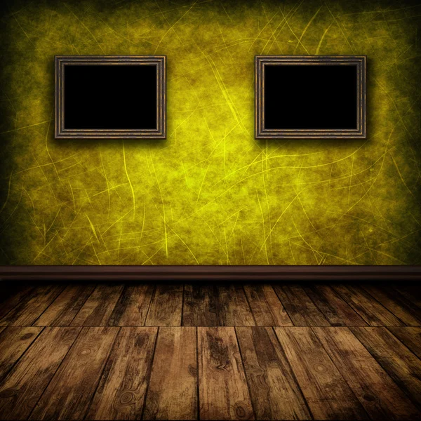 Donkere vintage kamer met houten vloer en oude frames op de muur — Stockfoto