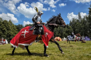 Chorzow, Polonya-Haziran 9: sırtında bir iv sırasında Ortaçağ Şövalyesi