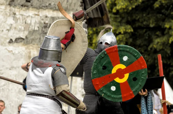 CHORZOW,POLAND, JUNE 9: Fight of medieval knights during a IV Co — Stock Photo, Image