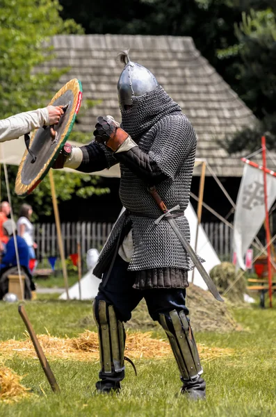 CHORZOW,POLAND, JUNE 9: Medieval knight trainng before fight dur — Stock Photo, Image