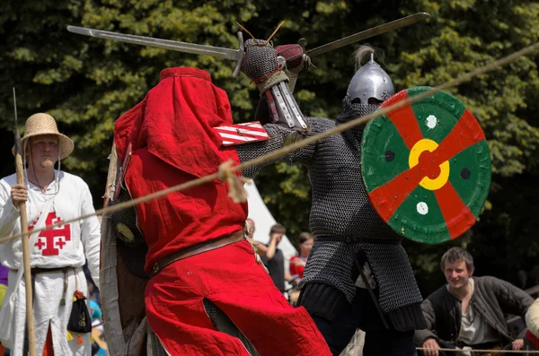 CHORZOW,POLAND, JUNE 9: Fight of medieval knights during a IV Co — Stock Photo, Image