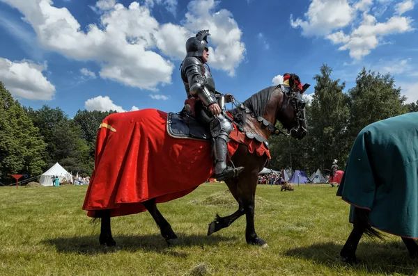 Chorzow, Polen, 9 juni: middeleeuwse ridder te paard tijdens een iv — Stockfoto