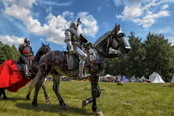 Chorzow, Polsko, 9. června: středověký rytíř na koni během iv — Stock fotografie