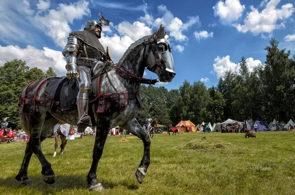 CHORZOW, POLONIA, 9 GIUGNO: Cavaliere medievale a cavallo durante una IV — Foto Stock
