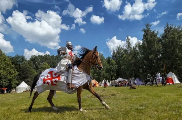 Chorzow, Polsko, 9. června: středověký rytíř na koni během iv — Stock fotografie