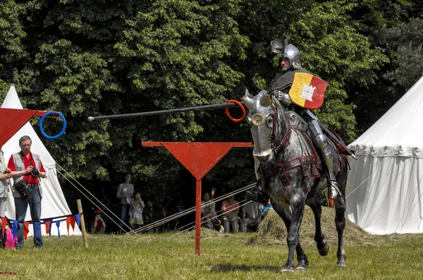 CHORZOW,POLAND, JUNE 9: Medieval knight on horseback showing the — Stock Photo, Image