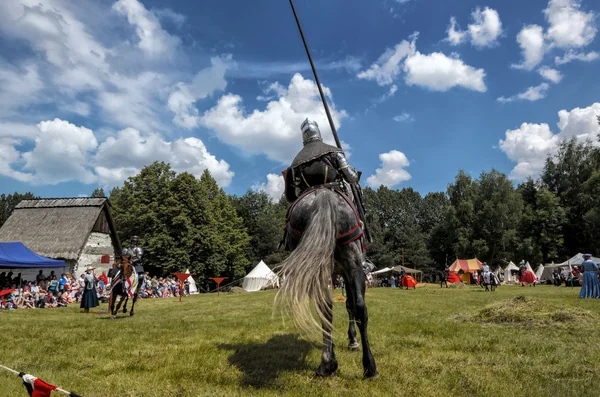 COZOW, POLÓNIA, JUNHO 9: Cavaleiro medieval a cavalo durante um IV — Fotografia de Stock