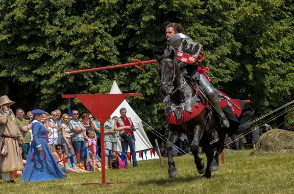 CHORZOW, POLÓNIA, JUNHO 9: Cavaleiro medieval a cavalo mostrando o — Fotografia de Stock