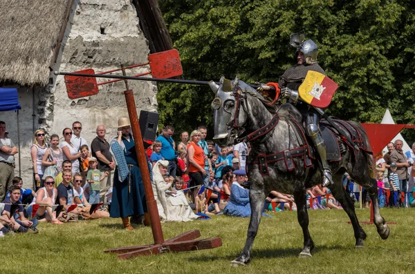 Chorzow, Polen, 9 juni: middeleeuwse ridder op paard weergegeven: de — Stockfoto