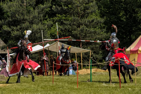 CHORZOW,POLAND, JUNE 9: Medieval knights jousting during a IV Co — Stock Photo, Image