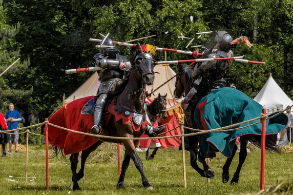 CHORZOW, POLÓNIA, JUNHO 9: Cavaleiros medievais jousting durante um IV Co — Fotografia de Stock