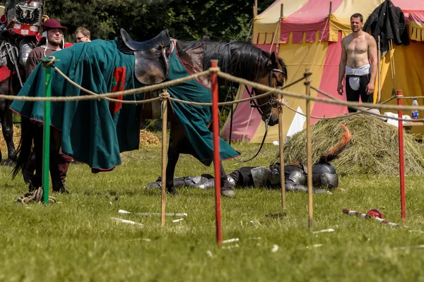 CHORZOW,POLAND, JUNE 9: Medieval knight defeated in jousting dur — Stock Photo, Image