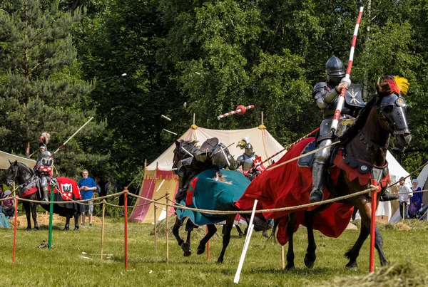 CHORZOW, POLÓNIA, JUNHO 9: Cavaleiros medievais jousting durante um IV Co — Fotografia de Stock