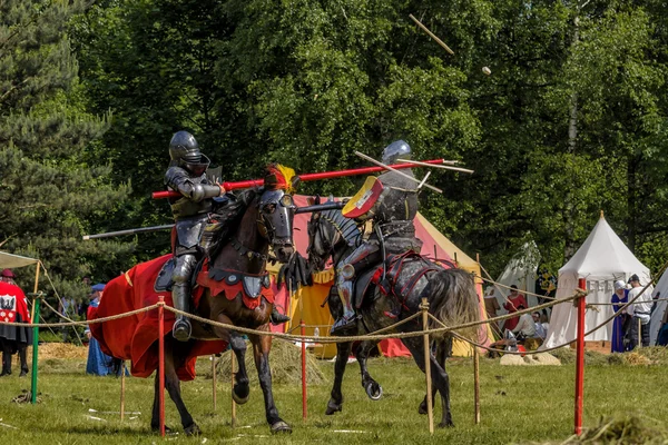 CHORZOW, POLÓNIA, JUNHO 9: Cavaleiros medievais jousting durante um IV Co — Fotografia de Stock