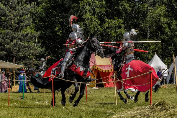 CHORZOW, POLONIA, 9 GIUGNO: Giostra dei cavalieri medievali durante una IV Co — Foto Stock