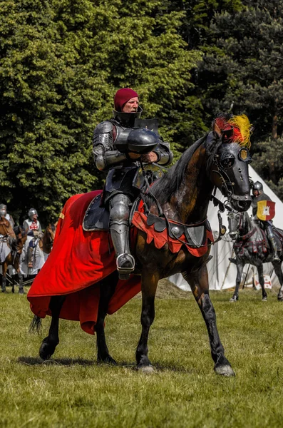 Chorzow, Polen, 9 juni: middeleeuwse ridder te paard tijdens een iv — Stockfoto