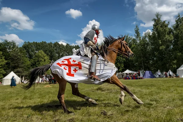 Chorzow, Polen, 9 juni: medeltida riddare till häst under en iv — Stockfoto