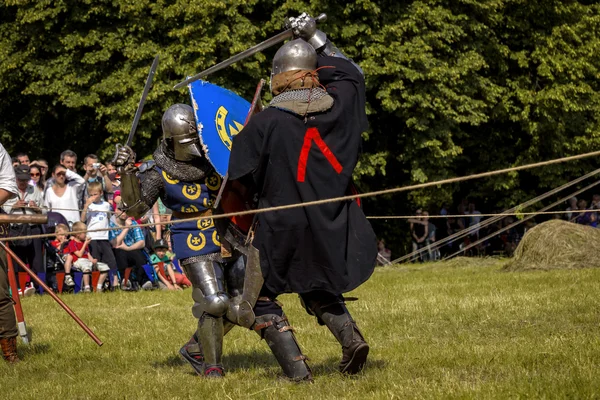 CHORZOW,POLAND, JUNE 9: Fight of medieval knights during a IV Co — Stock Photo, Image