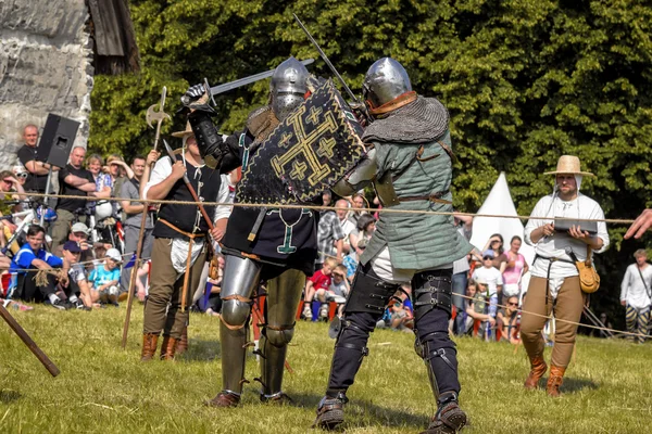 CHORZOW,POLAND, JUNE 9: Fight of medieval knights during a IV Co — Stock Photo, Image