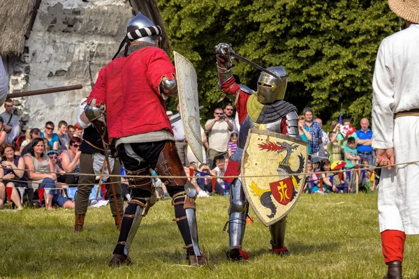 CHORZOW,POLAND, JUNE 9: Fight of medieval knights during a IV Co — Stock Photo, Image