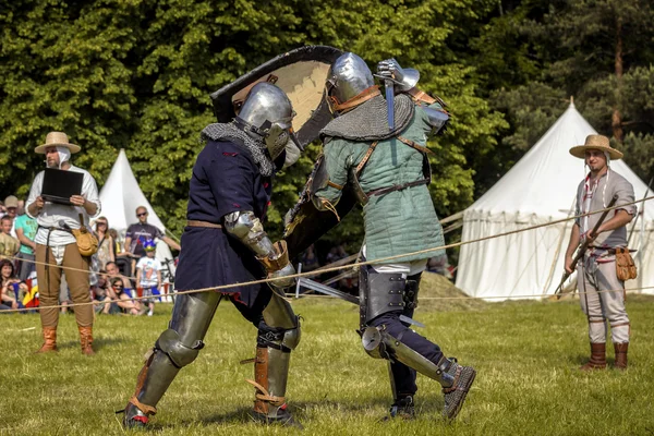 CHORZOW,POLAND, JUNE 9: Fight of medieval knights during a IV Co — Stock Photo, Image