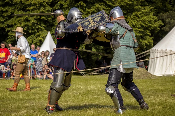 CHORZOW,POLAND, JUNE 9: Fight of medieval knights during a IV Co — Stock Photo, Image