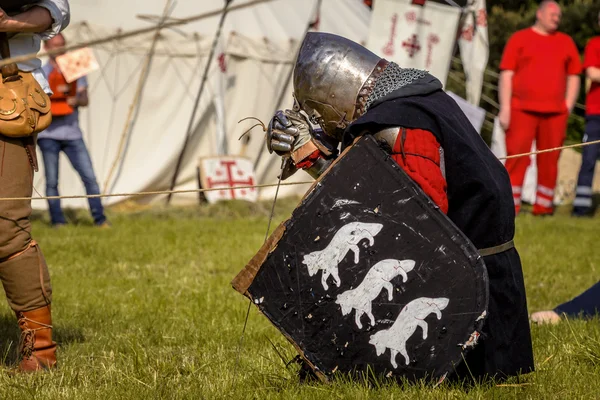 CHORZOW, POLÓNIA, JUNHO 9: Cavaleiro medieval rezando antes da luta dur — Fotografia de Stock