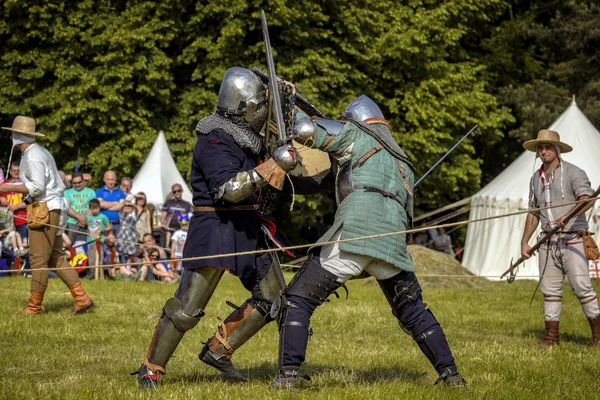 CHORZOW,POLAND, JUNE 9: Fight of medieval knights during a IV Co — Stock Photo, Image