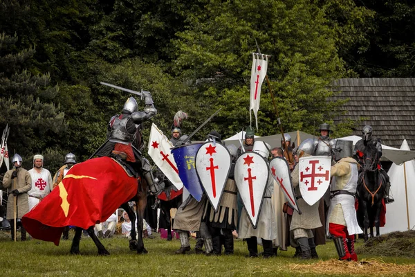 Chorzow, Polsko, 9. června: Bitva o středověkých rytířů během iv c — Stock fotografie