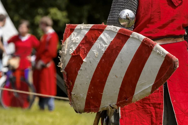 Escudo danificado do cavaleiro medieval — Fotografia de Stock