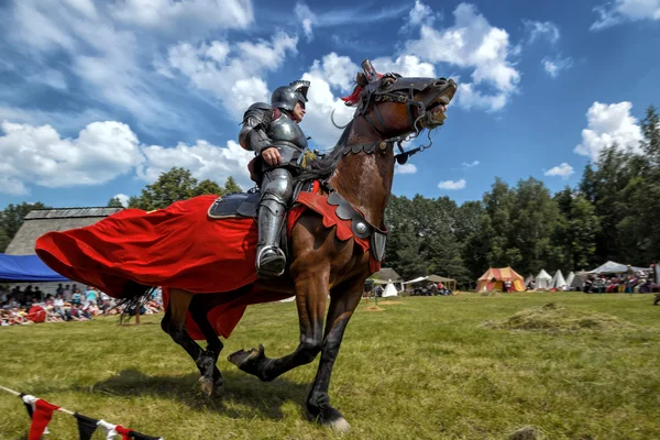 Chorzow, Polen, 9. Juni: Mittelalterlicher Ritter zu Pferd bei einem IV. lizenzfreie Stockbilder