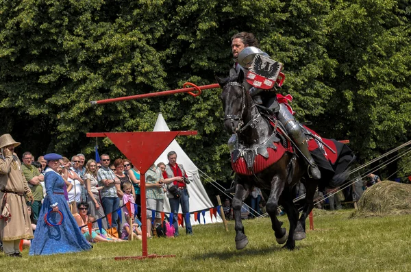 Chorzow, Polen, 9 juni: middeleeuwse ridder op paard weergegeven: de Stockafbeelding