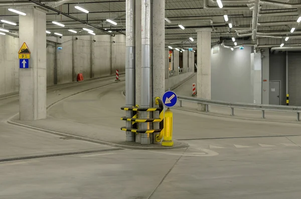 Innenraum eines urbanen Tunnels ohne Verkehr Stockbild