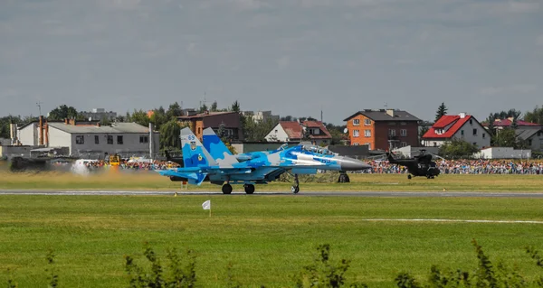 Ukrainska su-27 displayen under radom luft Visa 2013 — Stockfoto