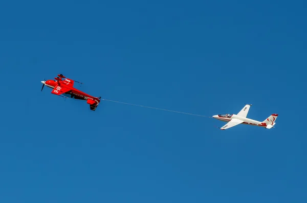 Kunstflugmodell Gruppenbildung "Zelazny" am blauen Himmel — Stockfoto