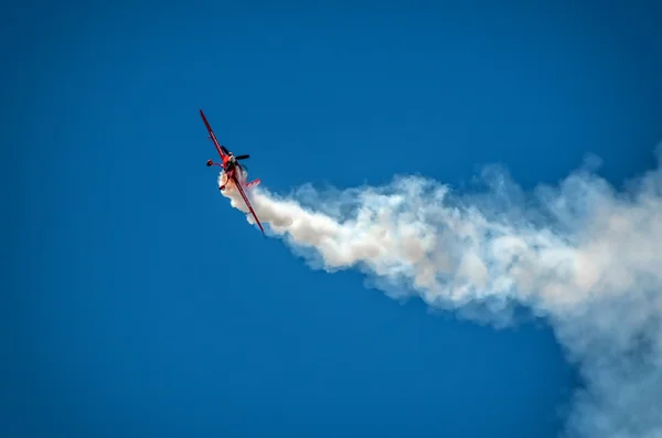 Formazione di gruppo acrobatica "Zelazny" a cielo azzurro — Foto Stock