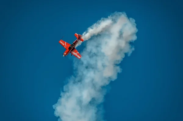 Kunstflugmodell Gruppenbildung "Zelazny" am blauen Himmel — Stockfoto