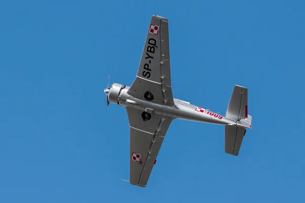 TS-8 "bies" historiska flygplan flyger under radom luft visar 201 — Stockfoto