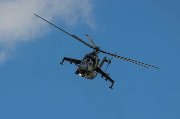 Mi-24 hind displayen under radom luft Visa 2013 — Stockfoto