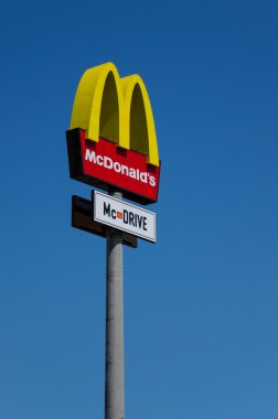 McDonalds logosu mavi gökyüzü arka plan üzerinde