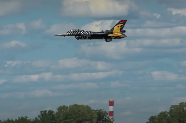 Radom, Polsko - Srpen 25: turecké f-16 falcon - soloturk um — Stock fotografie