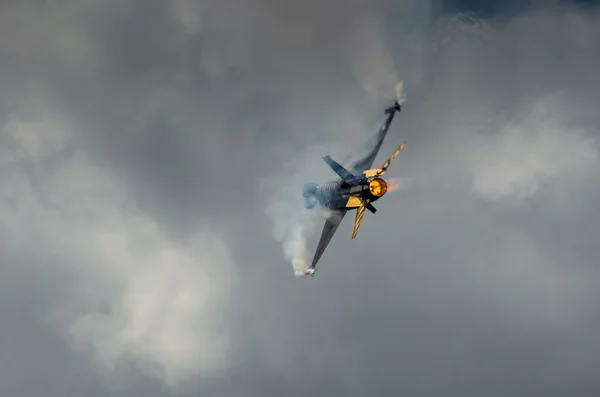 Radom, polen - 25. august: türkischer f-16 falke - soloturk displa — Stockfoto