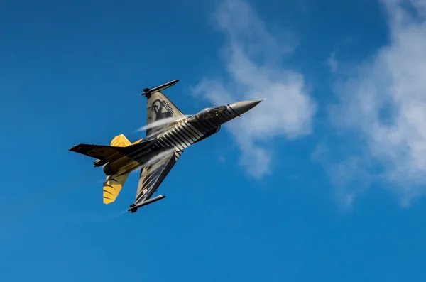 Radom, Polsko - Srpen 25: turecké f-16 falcon - soloturk um — Stock fotografie
