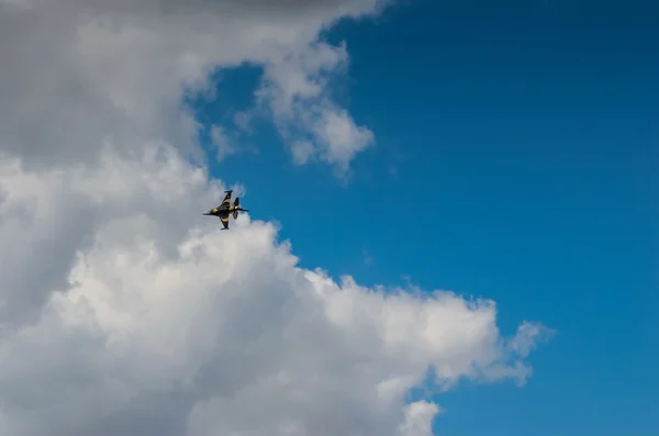 随机，波兰-8 月 25： 土耳其的 f-16 猎鹰-soloturk 显示 — 图库照片