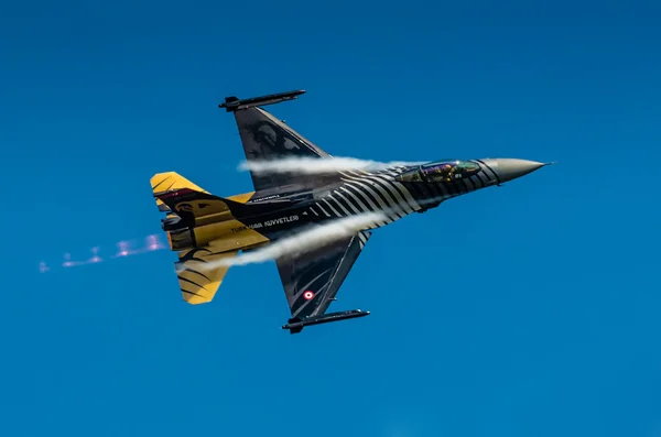 RADOM, POLÓNIA - AGOSTO 25: Falcão Turco F-16 - Displa Soloturca — Fotografia de Stock